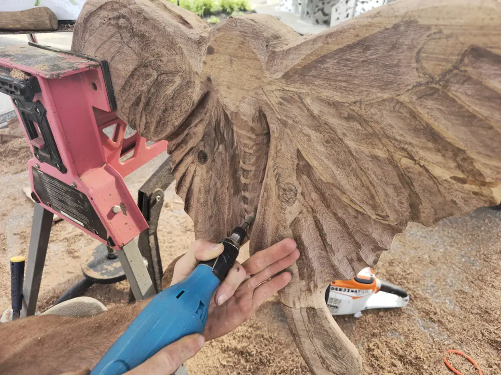 Wood sculpture creation process by Dustin Weatherby he does these performances for guests at Raven’s Retreat Hocking Hills