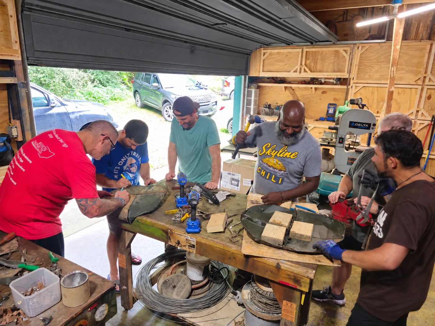 Group of guests building metal and wood sculptures in the SculptDecor studio at Raven’s Retreat Hocking Hills