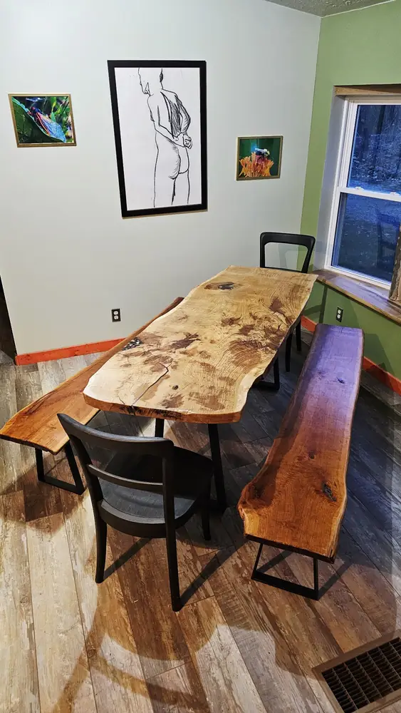 Group dining in Art Lodge at Raven’s Retreat Hocking Hills